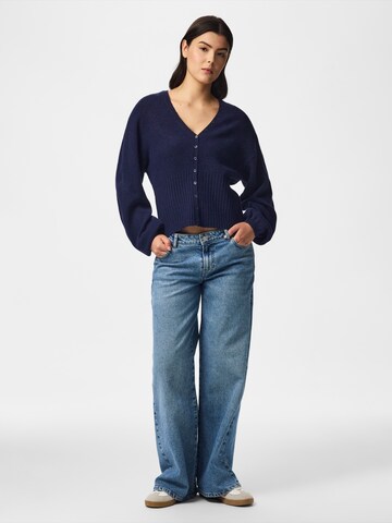 Cardigan 'PCSally' PIECES en bleu