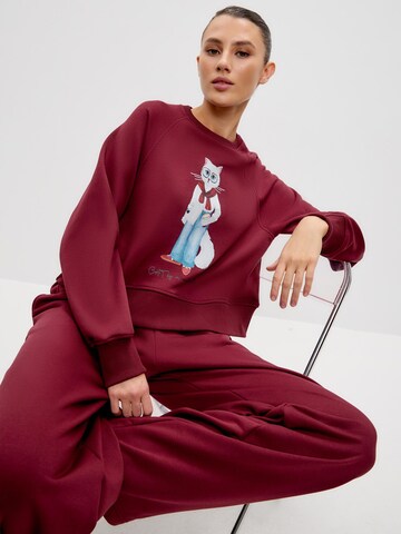 Cat e Lolette Sweatshirt 'Cat with Coffee'‌‌‌‌‌‌‌‌‌ in Rot: Vorderseite