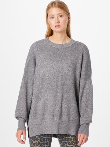 Pull-over Abercrombie & Fitch en gris : devant