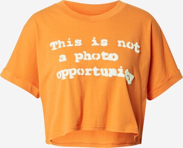 GUESS Tričko 'NOT A PHOTO' – oranžová: přední strana