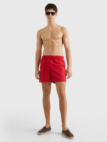 Shorts de bain TOMMY HILFIGER en rouge