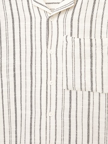 Comfort fit Camicia di Pull&Bear in bianco
