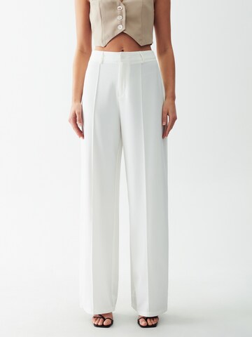 Calli Regular Trousers in White: front