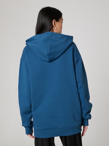 ABOUT YOU x Alvaro Soler Sweatshirt in Blau