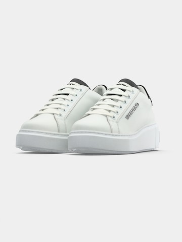 Baskets basses 'BARAGA' Valentino Shoes en blanc