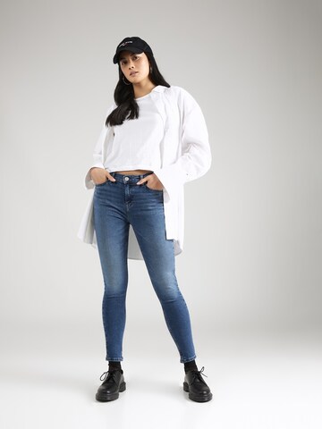 Tommy Jeans Skinny Farkut 'NORA MID RISE SKINNY' värissä sininen