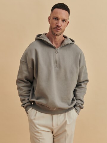 DAN FOX APPAREL Sweatshirt 'Mario' in Grey: front