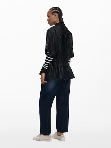Cape Desigual en noir