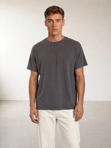 T-Shirt 'The Alex Logo T-shirt - Dark Grey' ARMIE en gris : devant