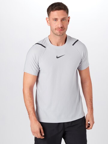 Coupe regular T-Shirt fonctionnel NIKE en gris : devant