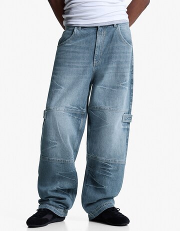 Bershka Baggy Jeans in Blue: front