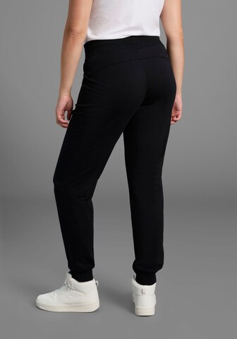 KangaROOS Tapered Workout Pants in Black