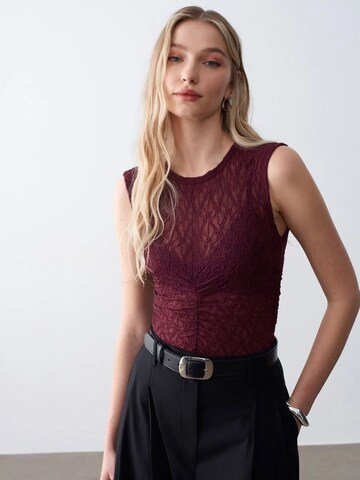Dilvin Top in Red: front