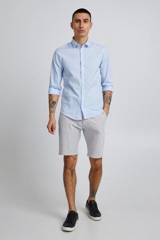 !Solid Slimfit Chinoshorts in Grau