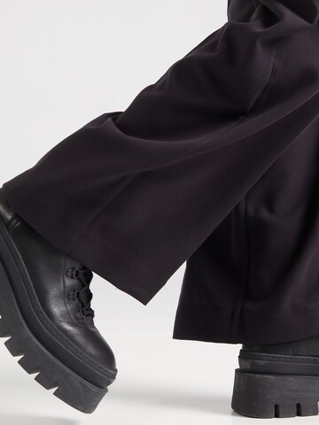 WEEKDAY Regular Trousers with creases in Black