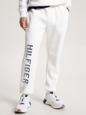 Tapered Pantaloni 'GRAPHIC' de la TOMMY HILFIGER pe alb: față