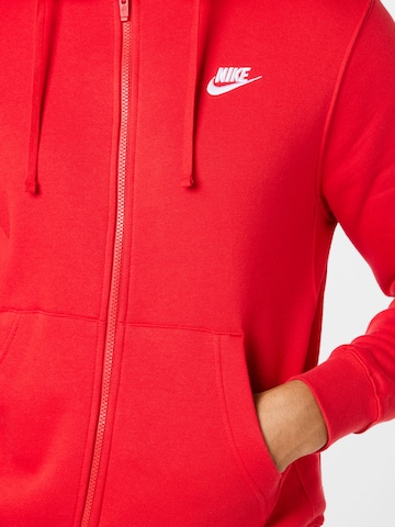 Nike Sportswear - Ajuste regular Sudadera con cremallera 'Club Fleece' en rojo