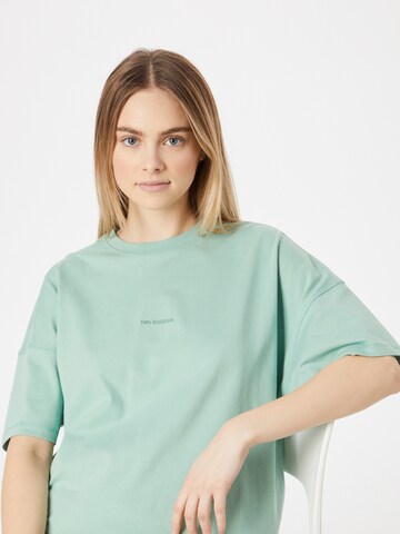 Tricou supradimensional de la new balance pe verde