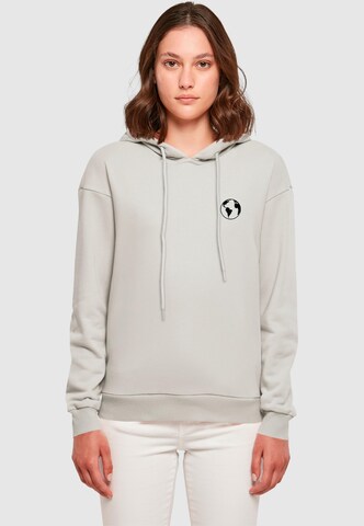 Merchcode Sweatshirt 'Explore The World Everyday' in Grijs: voorkant