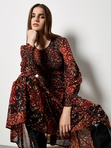 Robe ' ' Apricot en rouge