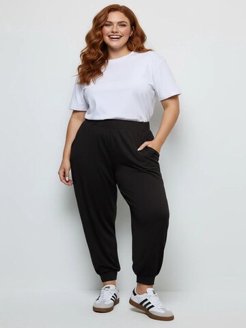 Shape Of You Barrel Pants in Black: front