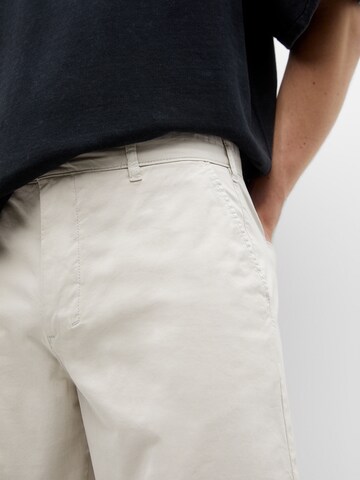 Regular Pantalon chino Pull&Bear en blanc