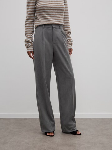 RÆRE by Lorena Rae Loose fit Pleat-front trousers in Grey: front