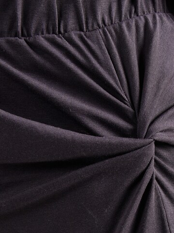 Noisy may Skirt in Grey