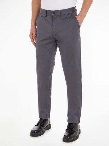 Calvin Klein Slimfit Chinohose in Grau: predná strana