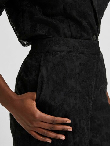juoda SELECTED FEMME Plačios klešnės Klostuotos kelnės 'Flora'