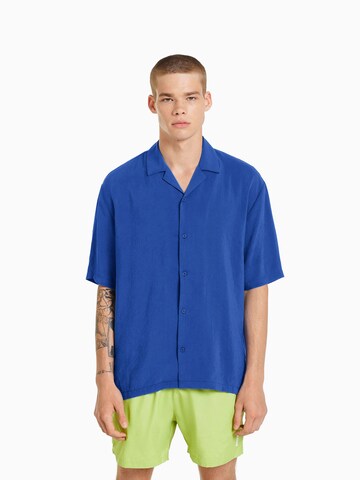 Bershka Regular fit Риза в синьо: отпред
