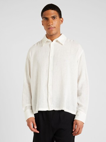 Coupe regular Chemise WEEKDAY en blanc : devant