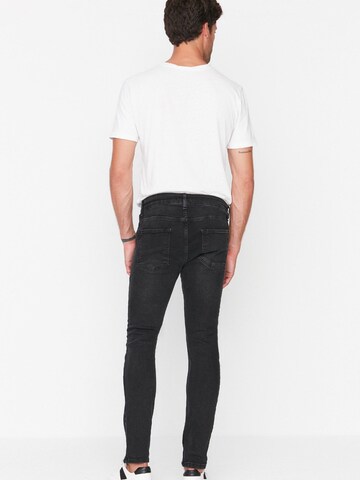 Trendyol Skinny Farkut värissä musta