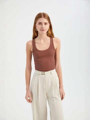 Top di Hiccup in marrone: frontale