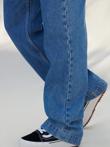 A LOT LESS تقليدي جينز 'Jessie' بلون أزرق
