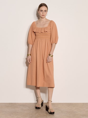 Robe ' ' Apricot en orange : devant