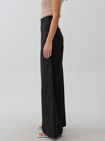 Tussah Szeroka nogawka Spodnie 'MOLLY' w kolorze czarny
