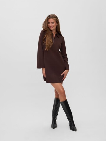 Robes en maille 'AWHanna' VERO MODA en marron : devant