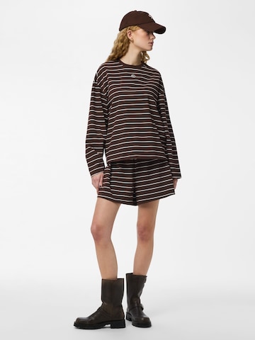 Maglietta 'PCSADIE BARREL' di PIECES in marrone