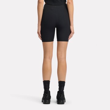 Reebok Skinny Shorts in Schwarz