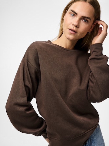 Sweat-shirt 'PCCHILLI' PIECES en marron