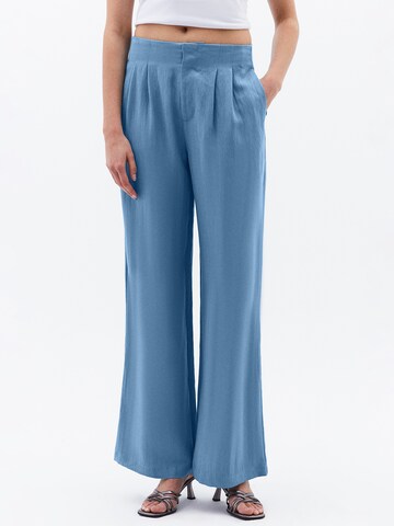 OXXO Loose fit Trousers in Blue: front