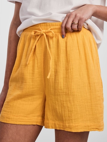PIECES Loosefit Shorts 'Stina' in Gelb