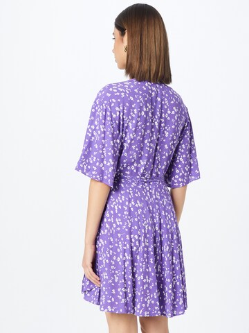 Robe d’été 'Kimberly' WEEKDAY en violet