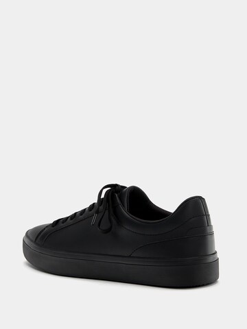 Sneaker low de la Pull&Bear pe negru