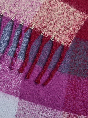 Fular 'PCMADA' de la PIECES pe mov