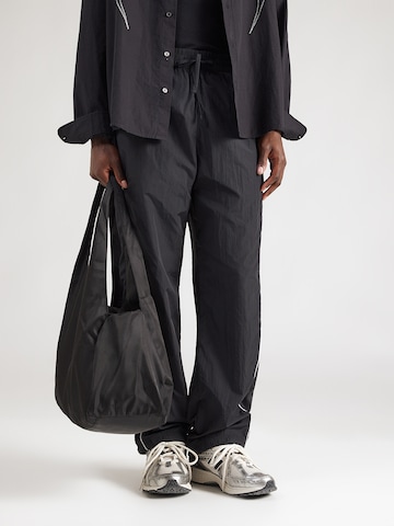 Wide leg Pantaloni de la HOLLISTER pe negru: față