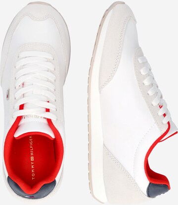 TOMMY HILFIGER Låg sneaker 'Heritage' i vit