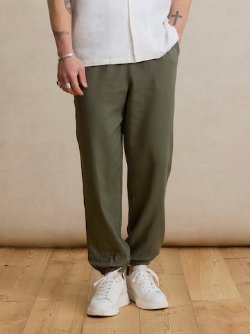 DAN FOX APPAREL - Tapered Pantalón 'Gino' en verde: frente
