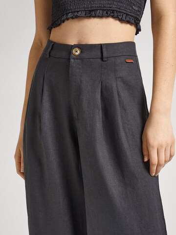 Pepe Jeans Loose fit Pleat-Front Pants 'Mae' in Grey